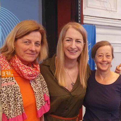 Clare Daly mit Medea Benjamin, Code Pink USA und Maria R. Feckl